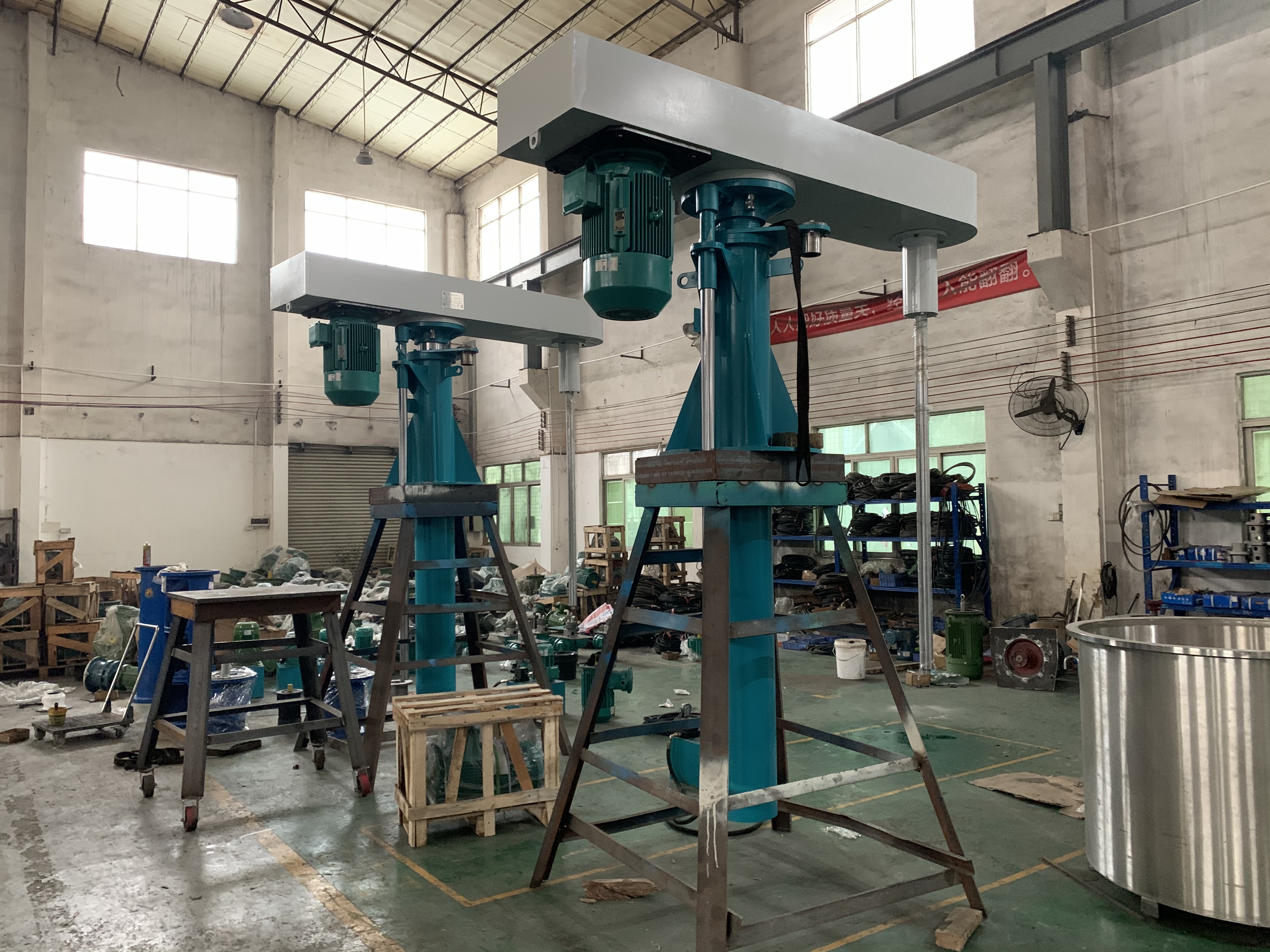 可用于一機(jī)兩缸的分散機(jī)（帶平臺(tái)）(圖1)